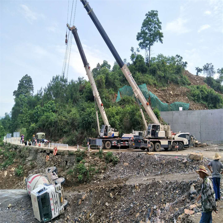 泸县汽车掉沟里叫吊车救援要多少钱